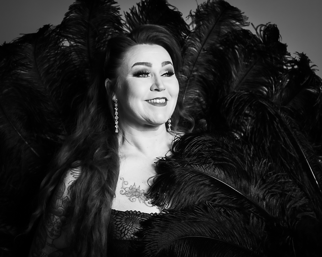 Burleskitaiteilija Winky Valentine kuvattuna Nokian Omastudiossa 05/2024. ©MannalaMedia