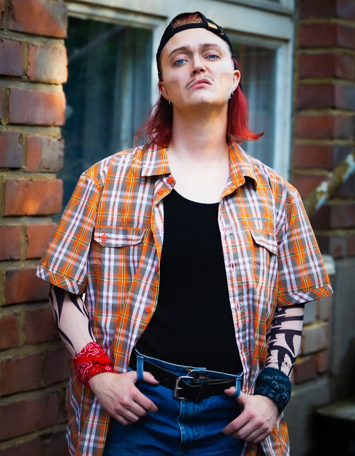 Drag King työpajassa ikuistettu promokuva Drag King esiintyjä Dille-Kallesta. © MannalaMedia