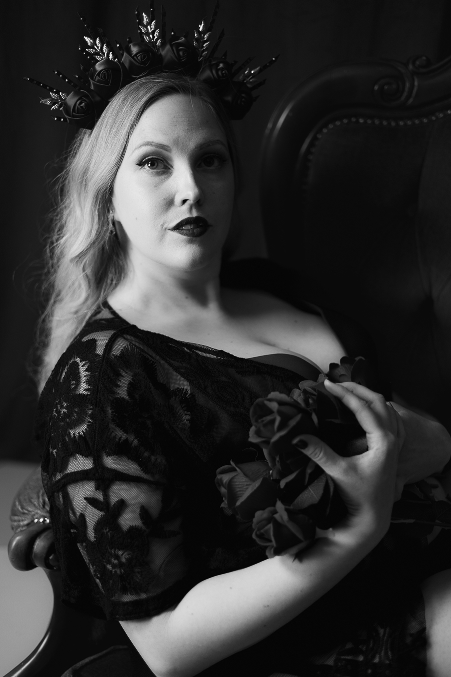 Burleskitaiteilija Merry Marble kuvattuna kellaristudiossa 07/2025. ©MannalaMedia